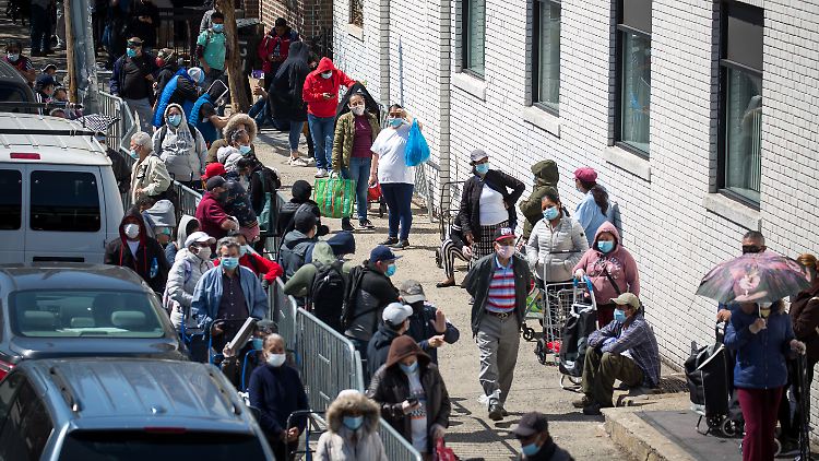 Viele Menschen sind auf Lebensmittelausgaben angewiesen, wie hier im New Yorker Stadtteil Brooklyn.