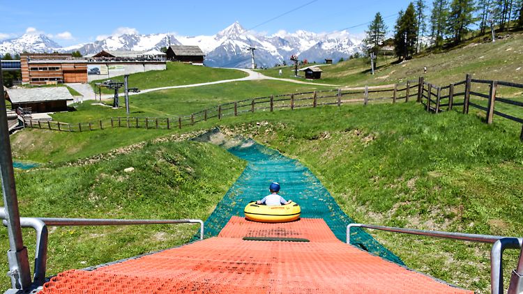 In Grächen (Kanton Wallis) hatte der kleine Nael viel Spaß auf der Reifenrutsche.