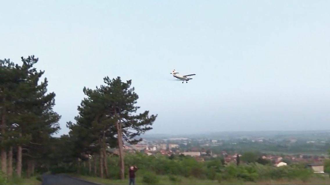 Roma Bulgarien Desinfektionsmittel Flugzeuge.JPG