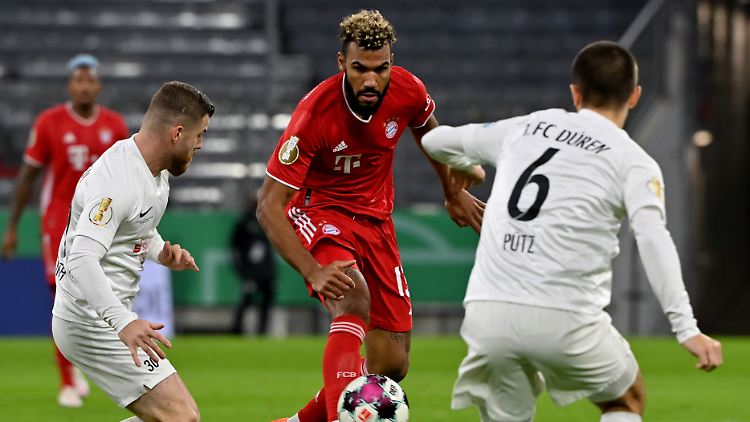 Eric Maxim Choupo-Moting (FC Bayern) spielt gekonnt die Dürener Abwehr aus.