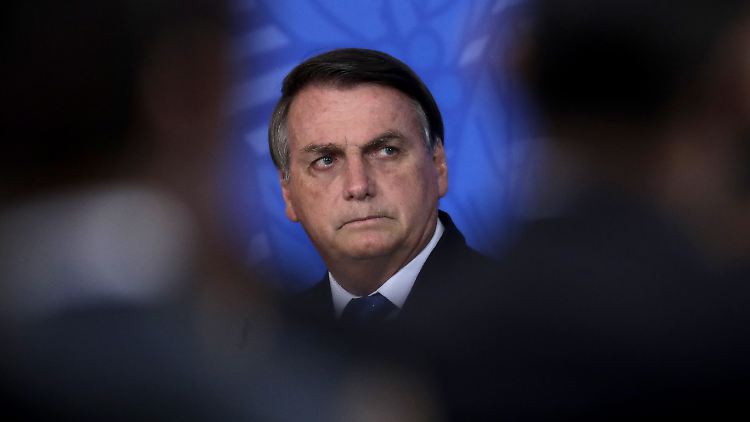 Das dürfte bei Brasiliens Präsident für Unmut sorgen: Einer seiner Vertrauten hat sich offenbar am Corona-Geldtopf bedient. 