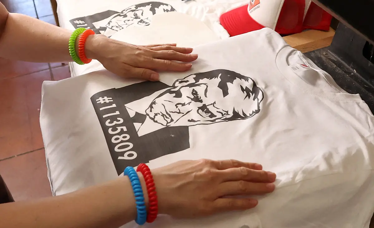 2023-08-25T224710Z-358233192-RC28V2AR0GX3-RTRMADP-3-USA-TRUMP-GEORGIA-MUGSHOT-MERCHANDISE