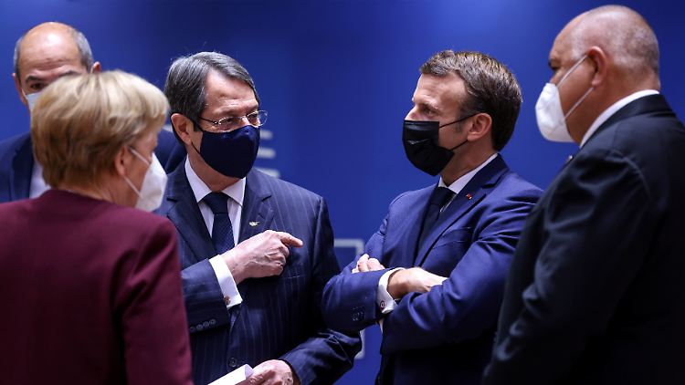 Die 27 EU-Staats- und Regierungschefs hatten am Donnerstagabend länger über die sich ausbreitende Corona-Pandemie gesprochen.