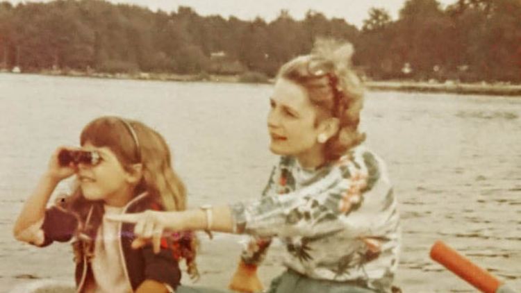 Stephanie Auras-Lehmann schreibt zu ihrem Bild: 
"Neuhof, 1987, mitten auf dem See: Meine Mama machte aus jedem noch so winzigen Ausflug und Urlaub ein Abenteuer. Mit ganz viel Leidenschaft zeigte sie mir die Welt."
