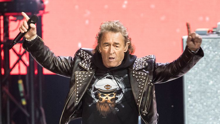 Der 71-Jährige hat kein Verständnis für die Aussagen seiner Kollegen Xavier Naidoo und Michael Wendler. 