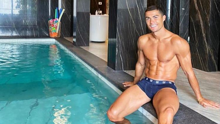 Fußball-Superstar Cristiano Ronaldo flog trotz Corona in seine Villa in Turin zurück und genießt seinen Pool.