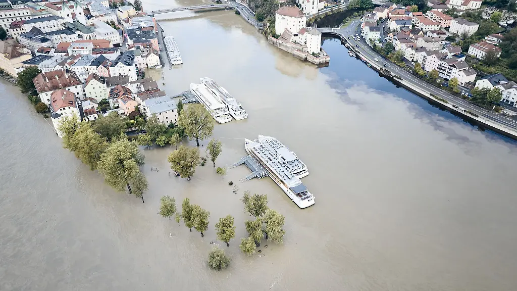 Entlang-der-Donau-muss-vielerorts-wie-hier-in-Passau-immer-wieder-mit-starken-Hochwassern-gerechnet-werden-Trotzdem-sind-Bauprojekte-in-den-Ueberschwemmungsgebieten-noch-immer-sehr-beliebt