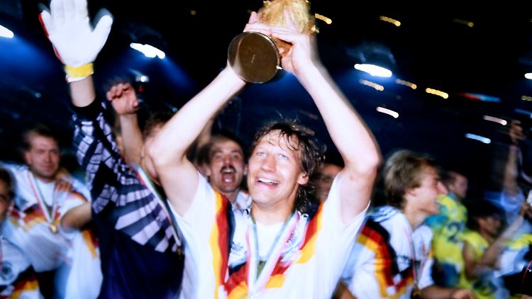 Guido "Diego" Buchwald mit dem WM-Pokal 1990.