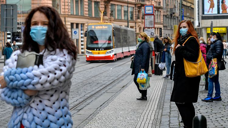 Maskenpflicht an Haltestellen ist die mildeste neue Maßnahme der Regierung in Prag im Kampf gegen die mächtige zweite Corona-Welle.