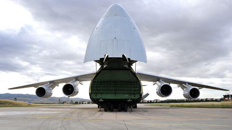 Teile des Raketenabwehrsystems S-400 aus Russland werden im Juli 2019 auf dem Luftwaffenstützpunkt Mürted aus einer russischen Antonow entladen.