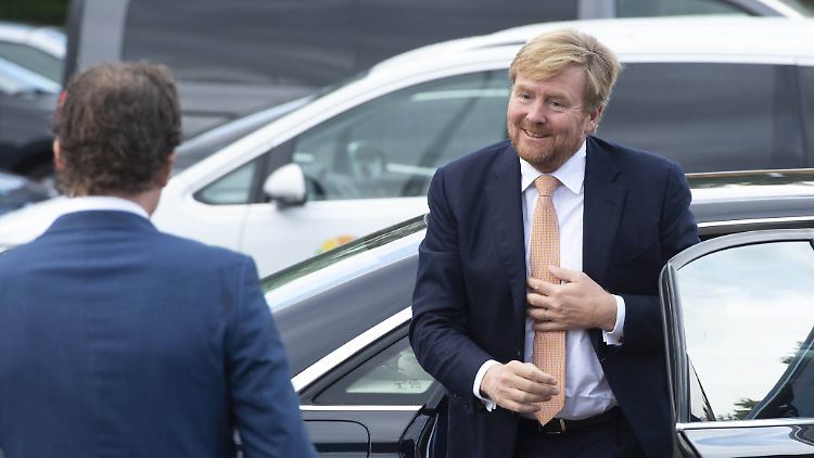 Die Königsfamilie hat in einer Villa in Griechenland Urlaub gemacht, während zuhause die Schutzmaßnahmen verschärft wurden.
