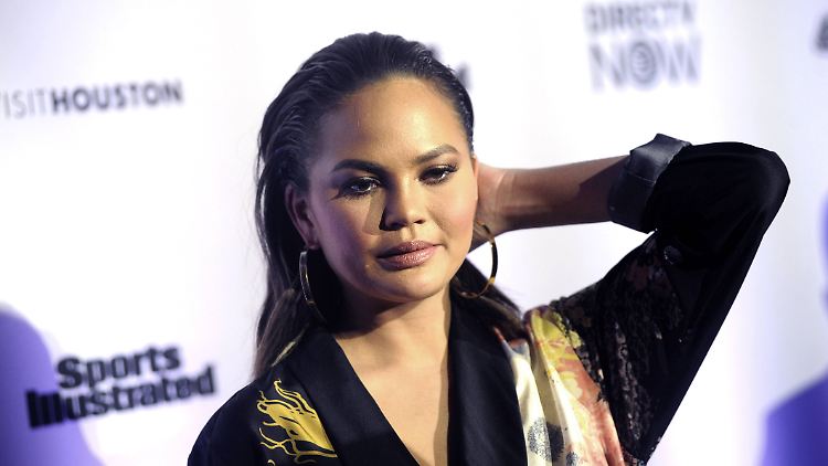 Model Chrissy Teigen teilt auf ihren Social-Media-Kanälen auch viele private Themen mit ihren Fans.