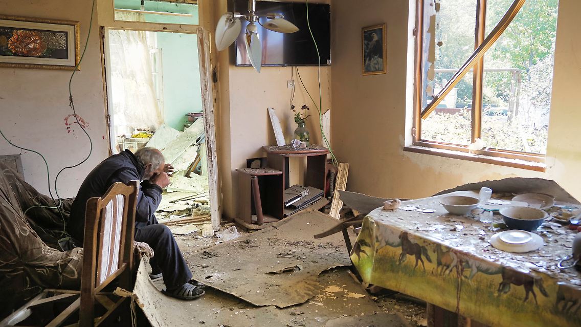 Leid und Zerstörung auch in Stepanakert: dieses Haus wurde durch Artillerie-Beschuss der aserbaidschanischen Armee zestört.