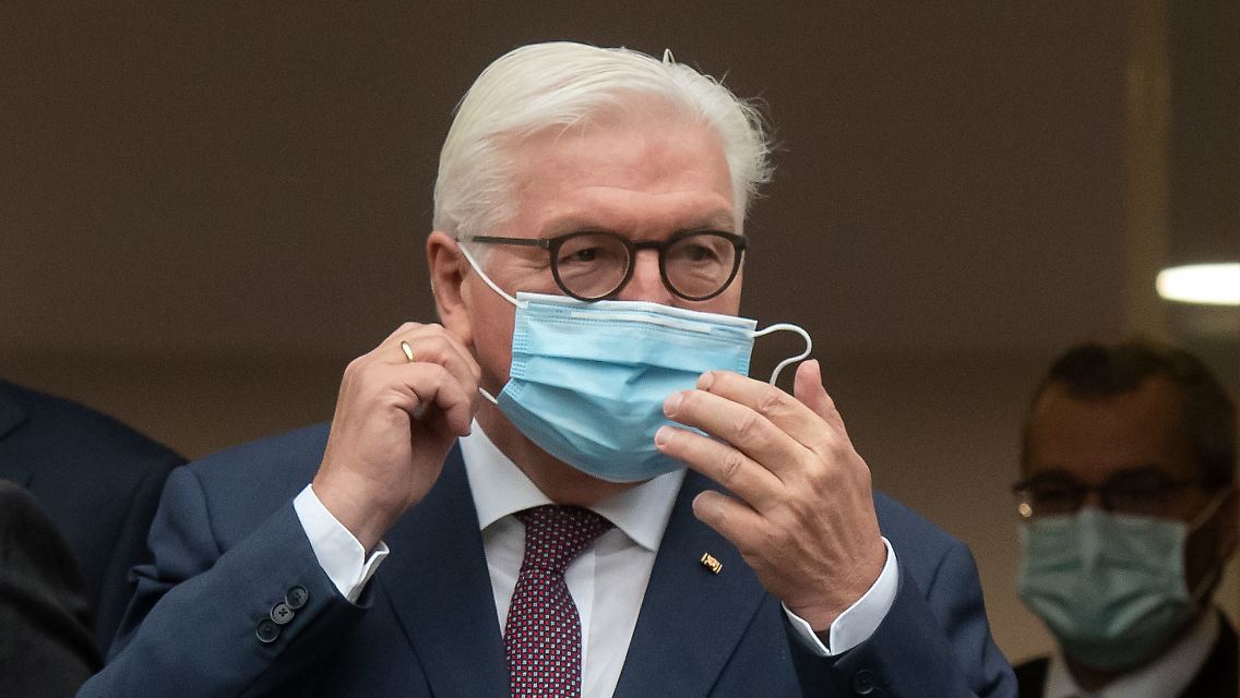 Wegen eines infizierten Bodygards muss der Bundespräsident ab sofort in Quarantäne.