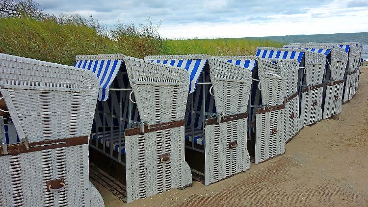 Nicht nur das Wetter, sondern auch das Beherbergungsverbot sorgt für leere Strandkörbe auf Usedom.