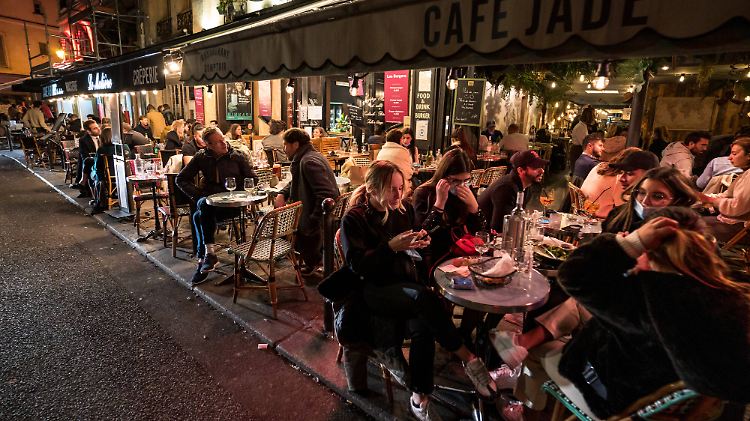 Volle Bars und Restaurants in Paris: So begrüßen die Franzosen die strenge Ausgangssperre.