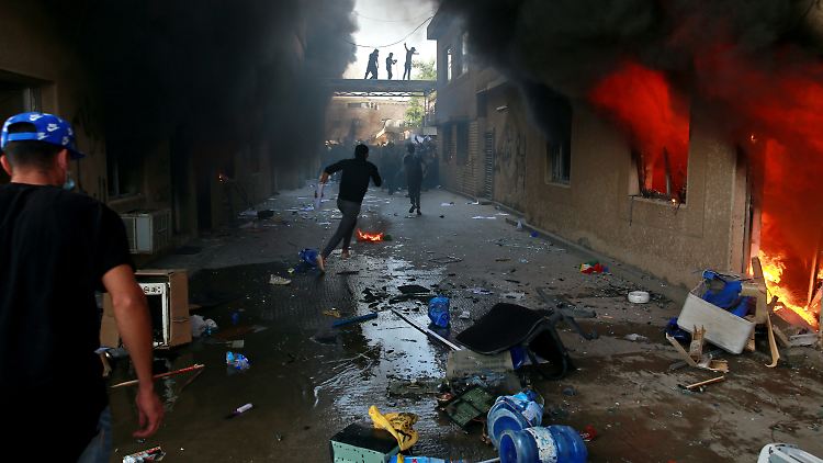 Der Hauptsitz der Demokratischen Partei Kurdistans brennt während eines Protests einer pro-iranischen Miliz.
