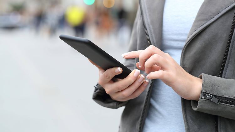 Oft bekommen Schüler kinderpornografische Bilder in Whatsapp-Chats, manchmal handelt es sich um Fotos von gleichaltrigen Freunden oder Freundinnen.