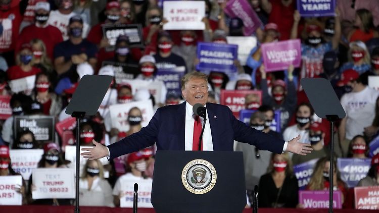 Bei einer Veranstaltung in Georgia hat sich Trump über die Corona-Maßnahmen lustig gemacht, die bei öffentlichen Auftritten Bidens gelten.