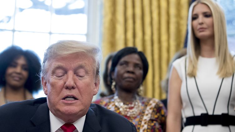 Trump mit seiner Tochter Ivanka bei der Unterzeichnung einer globalen Initiative für den Wohlstand von Frauen.