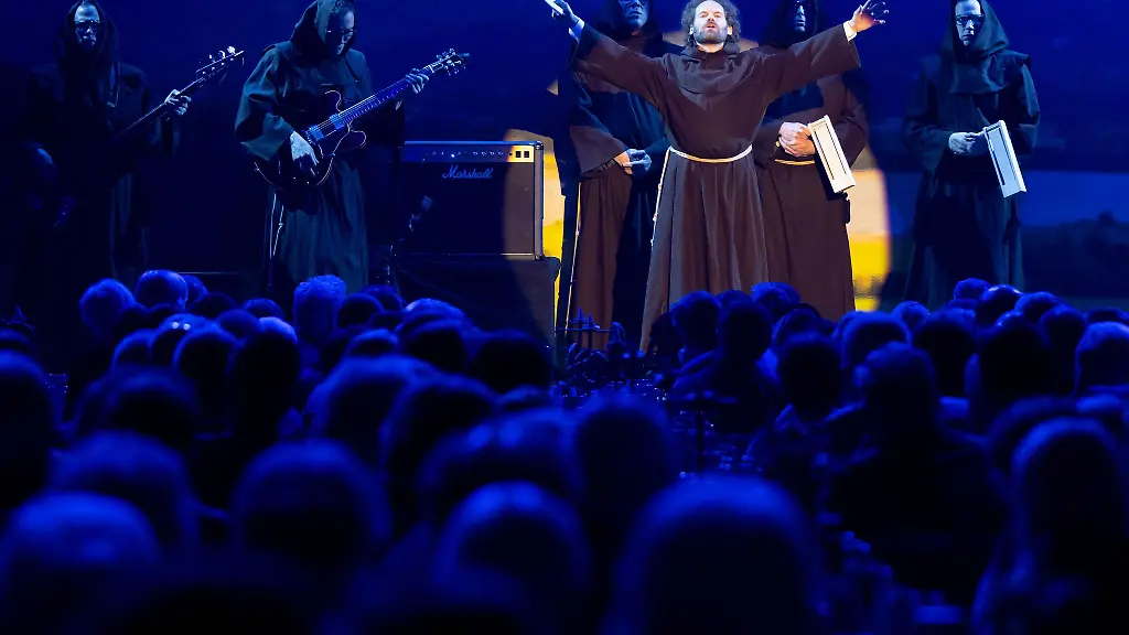 Maxi-Schafroth-teilt-auf-dem-Nockherberg-aus