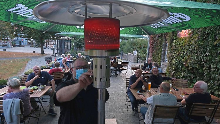 Angesichts steigender Infektionszahlen wird die Lage der Gaststätten immer schwieriger, warnt der Städte- und Gemeindebund.