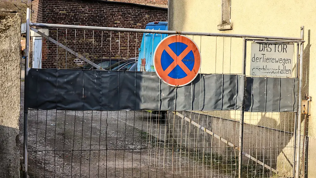 Bei-der-Kontrolle-eines-Eiswagens-soll-der-Inhaber-die-Mitarbeiterinnen-der-Lebensmittelueberwachung-mit-einem-Messer-angegriffen-haben