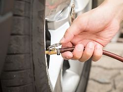 Kostenfalle vermeiden: Bei den Autoreifen richtig Druck machen und sparen