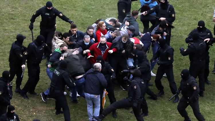 Polizisten gingen am vergangenen Sonntag unter anderem mit Schlagstöcken gegen Demonstranten vor. 