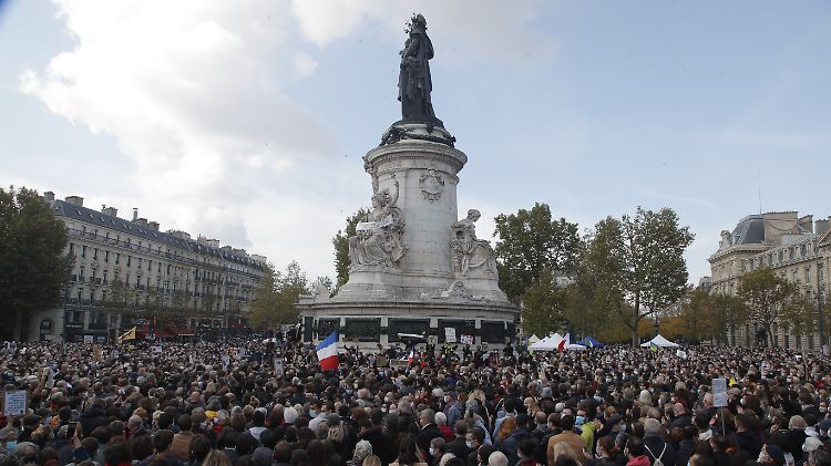 Trotz Corona genehmigt: Tausende Menschen versammeln sich auf dem Platz der Republik zu einer Solidaritätsdemonstration nach der brutalen Ermordung eines Lehrers.