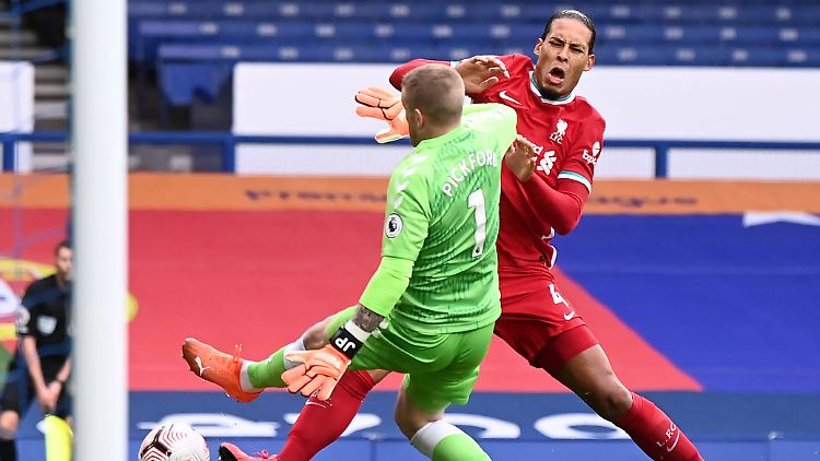 Nach diesem brutalen Foul fehlt van Dijk dem FC Liverpool auf unbestimmte Zeit.