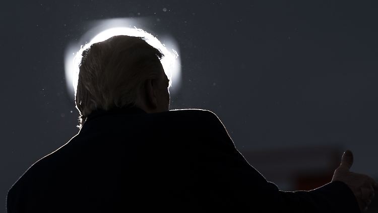Laut aktuellen Umfragewerten liegt Trump rund zehn Prozent hinter seinem Herausforderer Biden.