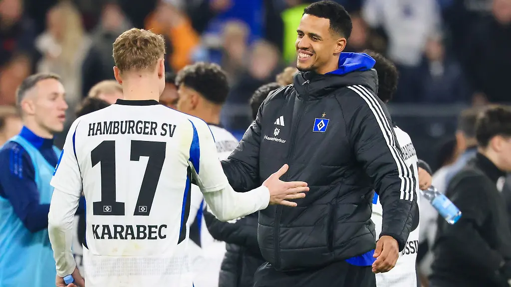 Zuletzt-Zuschauer-dabei-nun-wieder-im-Kader-des-HSV-Robert-Glatzel-M-steht-vor-seinem-Comeback