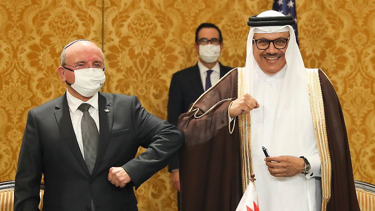 Israels nationaler Sicherheitsberater Meir Ben-Shabbat und Bahrains Außenminister Abdullatif al-Zayani nach der Unterzeichnung des Kommuniqués.