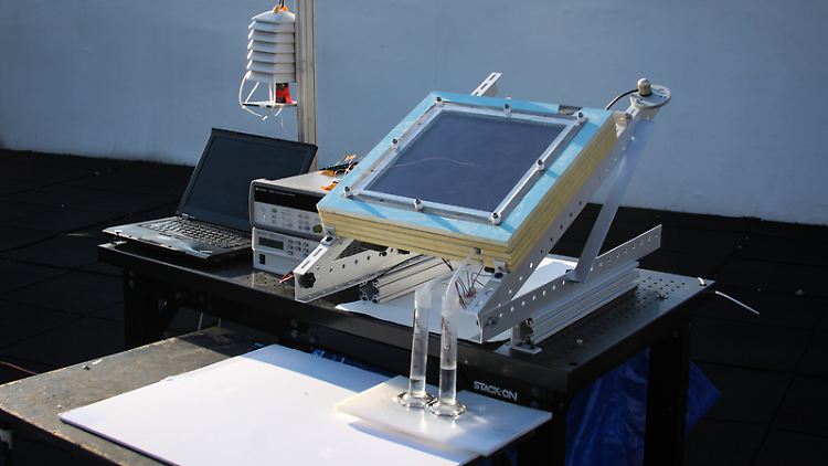 Ein Prototyp des neuen Wassergewinnungssystems wurde auf einem MIT-Dach getestet. Das Gerät, das zur Datenerfassung mit einem Laptop verbunden war, wurde schräg zur Sonne ausgerichtet montiert, hat oben eine schwarze Sonnenkollektorplatte und das erzeugte Wasser floss unten in zwei Röhren.