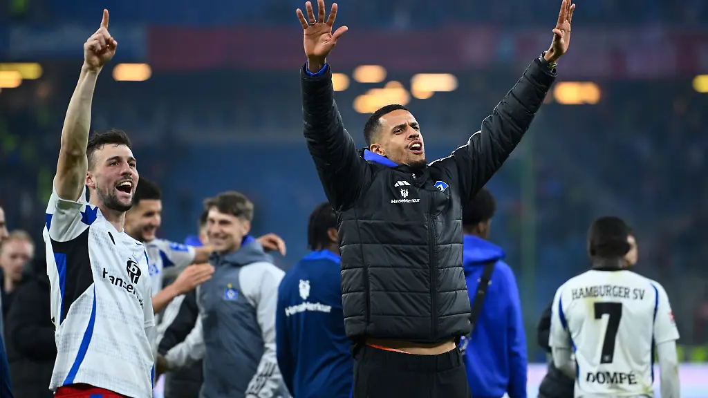 Zuletzt-als-Zuschauer-nun-wieder-im-Kader-des-HSV-Robert-Glatzel-M-steht-vor-seinem-Comeback