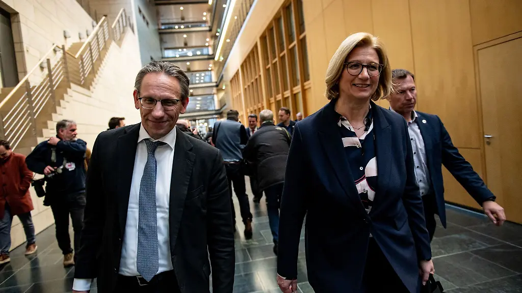 Saar-Ministerpraesidentin-Anke-Rehlinger-SPD-hier-an-der-Seite-von-Finanzminister-Joerg-Kukies-wird-auch-weiter-die-Verhandlungen-mit-der-Union-in-Berlin-begleiten