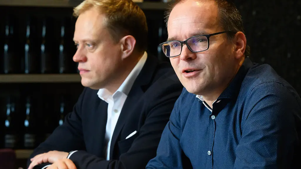 Grant-Hendrik-Tonne-SPD-r-Fraktionsvorsitzender-und-Wiard-Siebels-SPD-Parlamentarischer-Geschaeftsfuehrer-wollen-unter-anderem-staerker-gegen-Hass-und-Desinformation-im-Netz-vorgehen