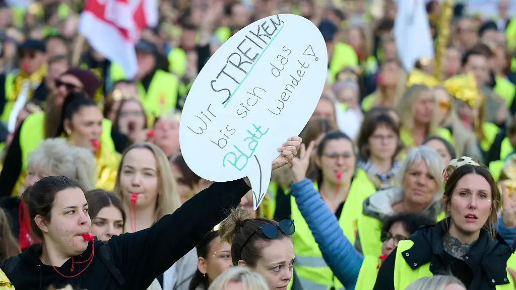 Beschaeftige-im-oeffentlichen-Dienst-demonstrieren-fuer-mehr-Geld-wie-hier-in-Dortmund