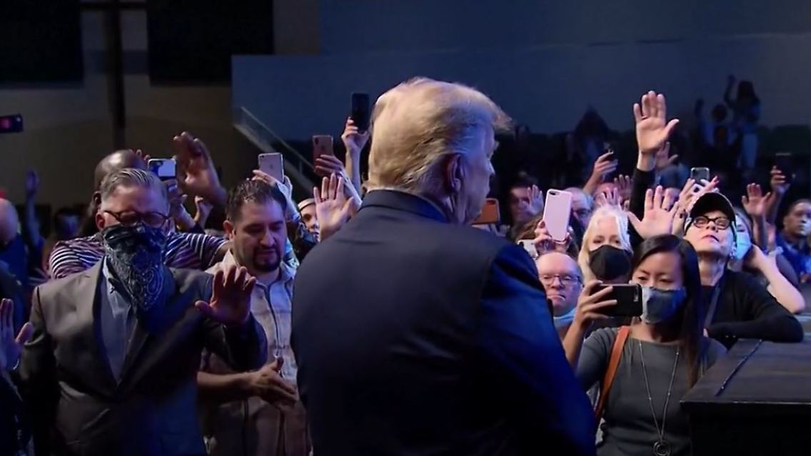 TrumpSegnung.JPG