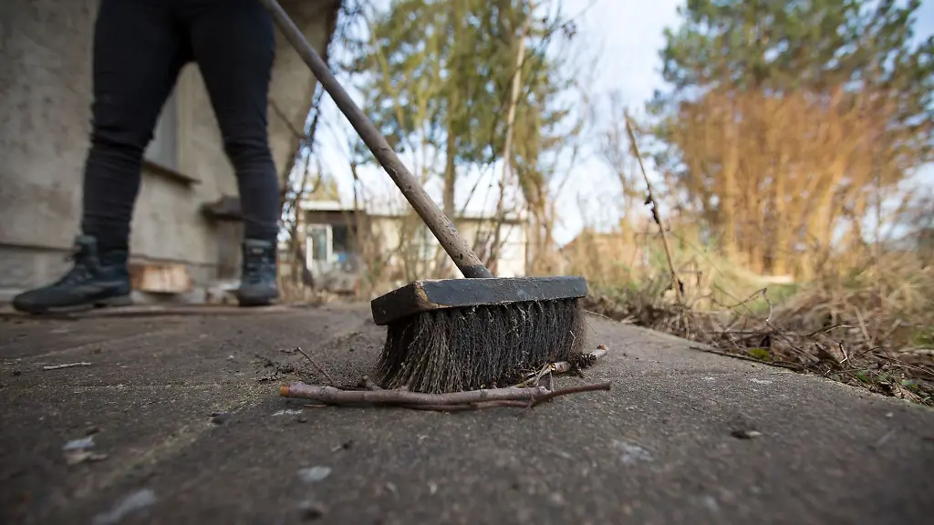 Bieten-Fremde-unangemeldet-Reinigungsarbeiten-am-Haus-an-sollte-man-diese-nie-spontan-beauftragen