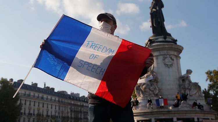 Massendemonstration in Paris am Sonntag: Macron beruft den Verteidungsrat ein.