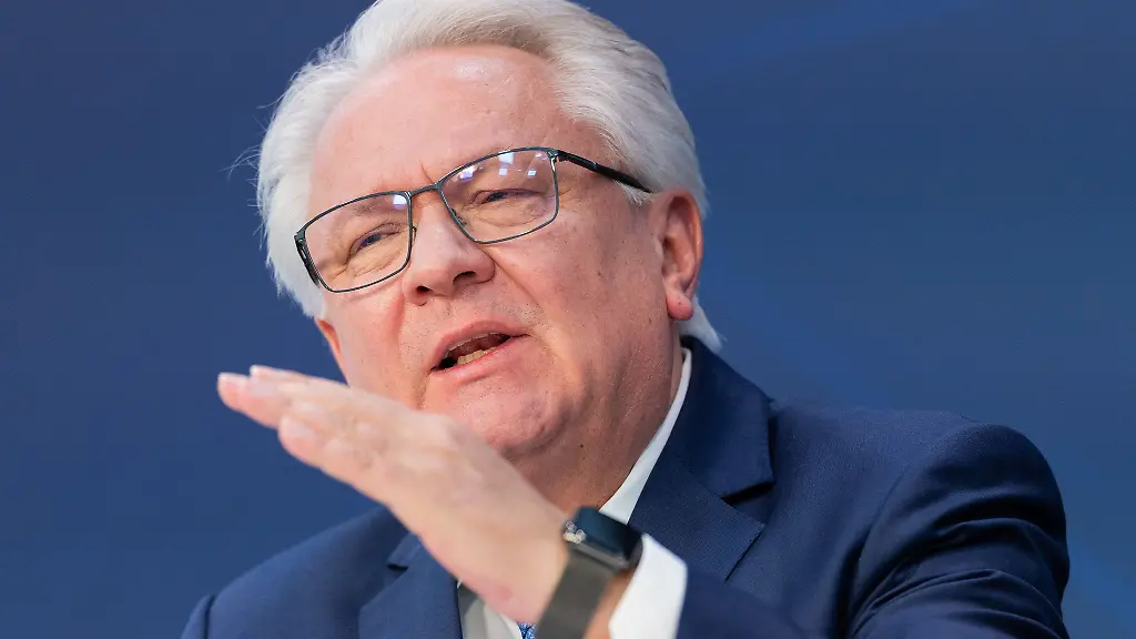 Rheinmetall-Chef-Armin-Papperger-deutet-es-an-Es-geht-aufwaerts-mit-dem-Unternehmen