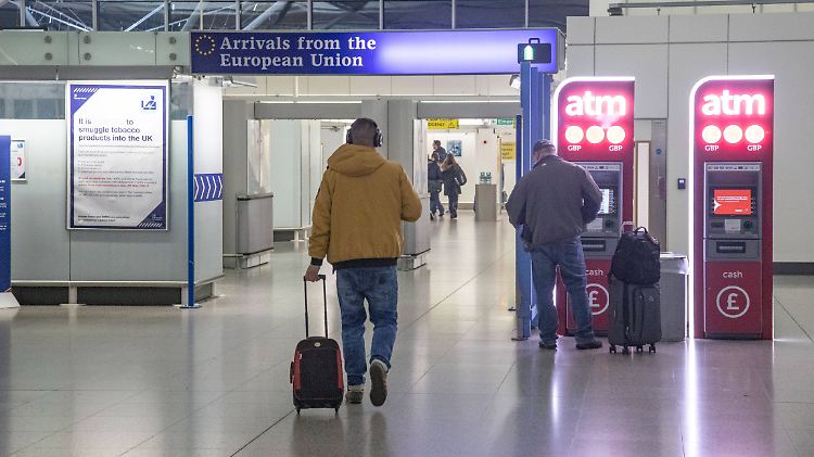 Am Londoner Flughafen Stansted griffen die Ermittler zu.