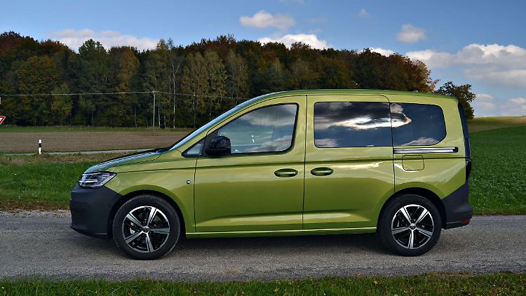 Die seitliche Schiebetür geht beim neuen Caddy so weit auf, dass sogar eine Europalette in den Laderaum geschoben werden kann.