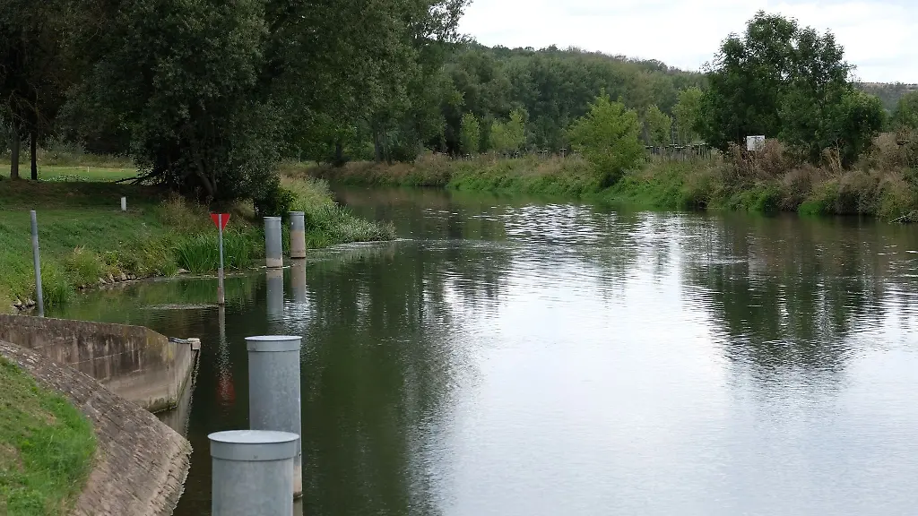 Auf-der-Unstrut-entdeckte-ein-Zeuge-Oel-und-kontaktierte-Einsatzkraefte