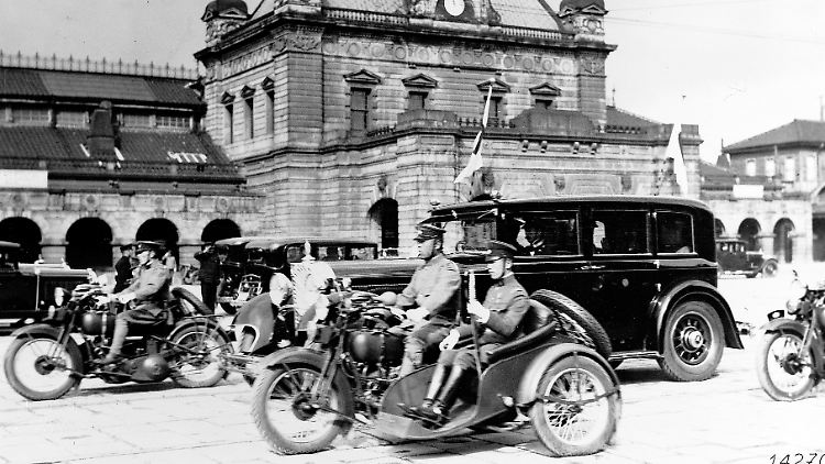 Bereits damals gab es einen Personenschutz für die Superreichen. Hier für den japanischen Kaiser Hirohito.