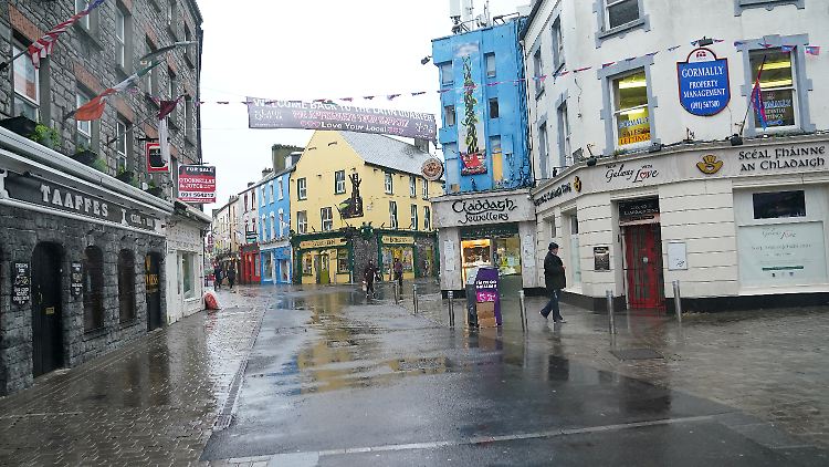 Die meisten irischen Straßen bleiben vorerst verwaist - wie hier in Galway.