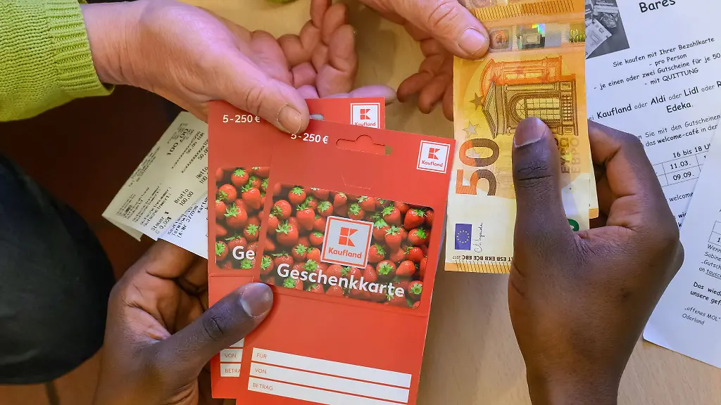 Ein-Fluechtling-tauscht-zwei-im-Supermarkt-gekaufte-Gutscheine-gegen-Bargeld