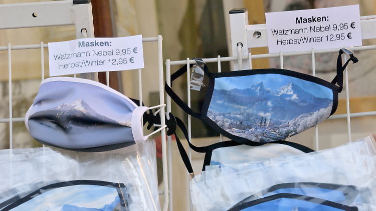 Masken mit Watzmann-Motiv - dieses Souvenir kaufen in den kommenden Wochen wohl kaum Touristen.